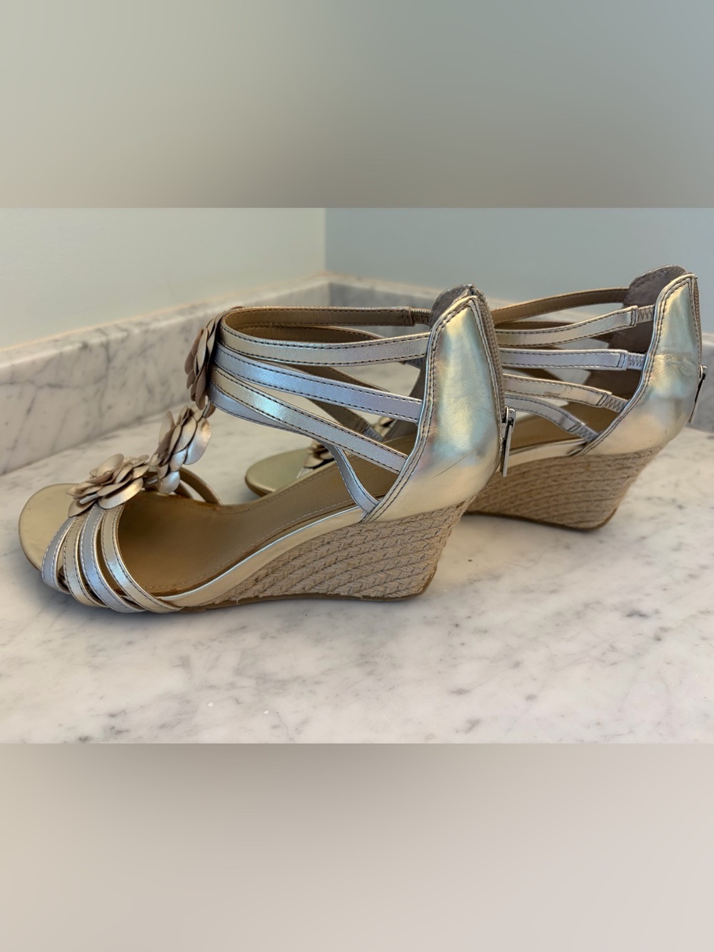 Kenneth Cole Cedar Leader Wedge Sandals in Light Gold, size 9 - Picture 4 of 5